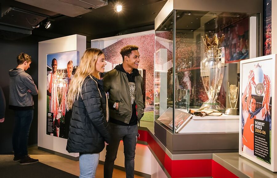 London: Emirates Stadium Entry Ticket and Audio Guide - Inside the changing room and players’ tunnel