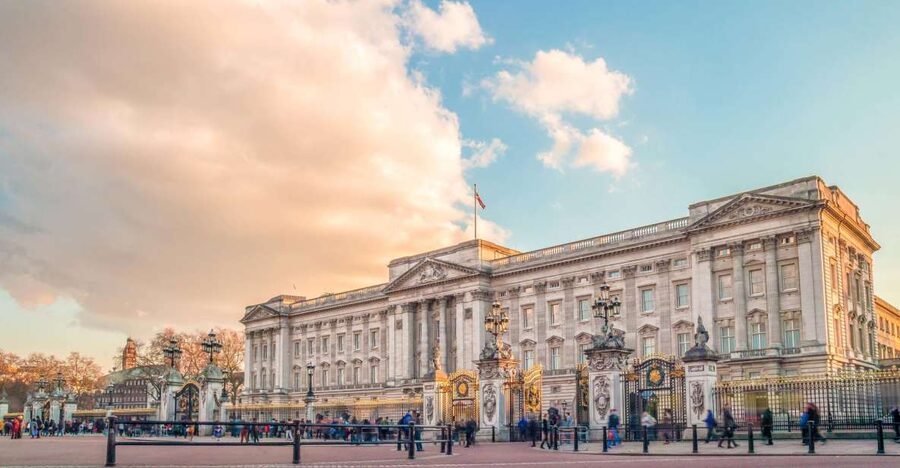 London: Full-Day London Bus Tour - Cruising beneath London’s bridges