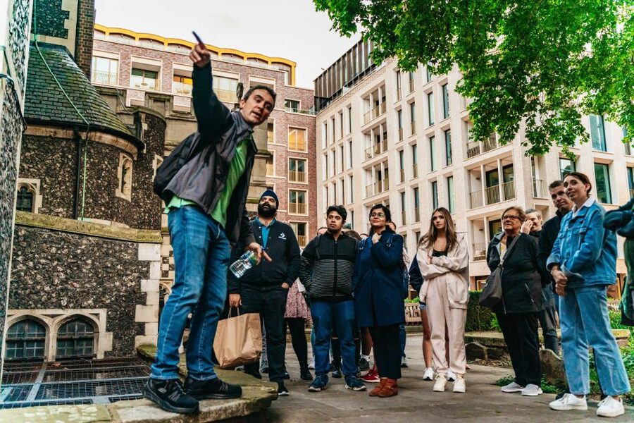 London: Ghastly Ghosts 2-Hour Walking Tour - What the guide adds to the experience