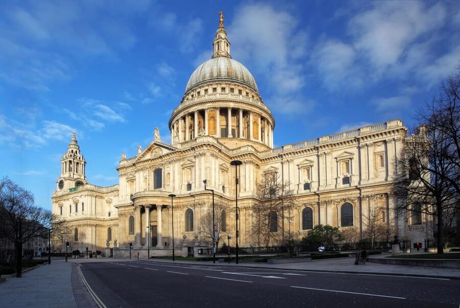 London: Guided Sightseeing Tour on a Vintage Open-Top Bus - The guides make or break the ride