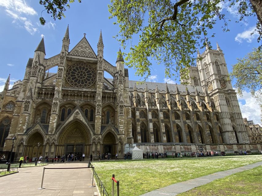 London: Guided Westminster Abbey Tour and Refreshments - Entering through Dean’s Yard and the Abbey cloisters