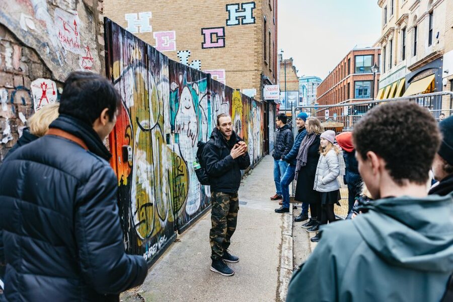London: Half-Day Street Art Tour and Workshop - A refreshment break before the spray-paint session