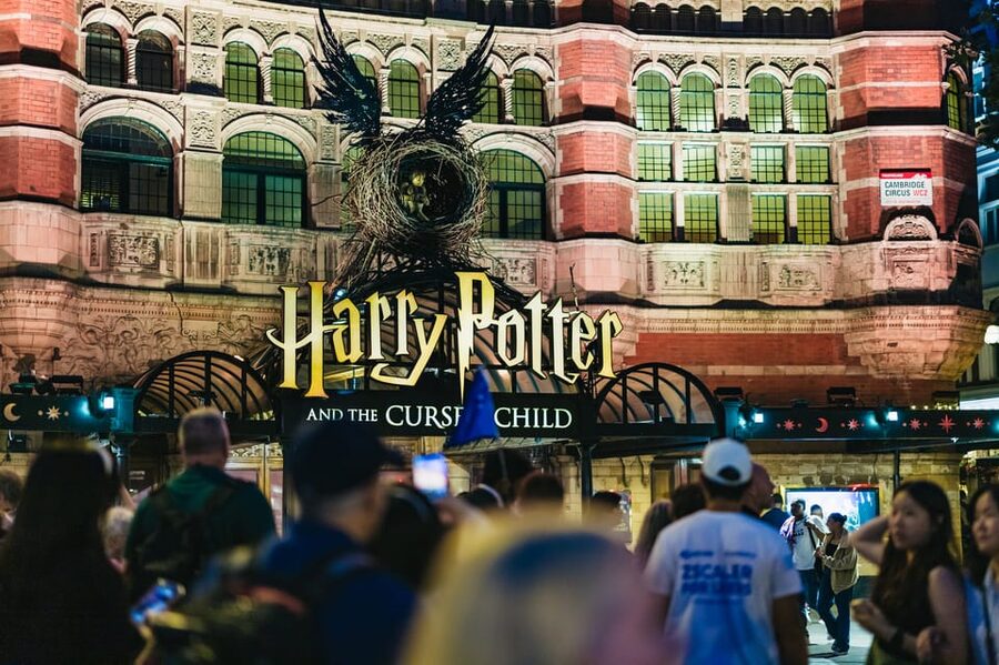 London: Harry Potter Walking Tour in German - The transport choice: Tube or Thames boat
