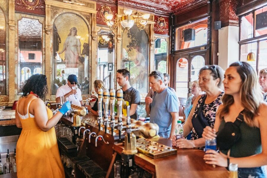 London: Historic Pubs of Central London Walking Tour - What the pace feels like in practice