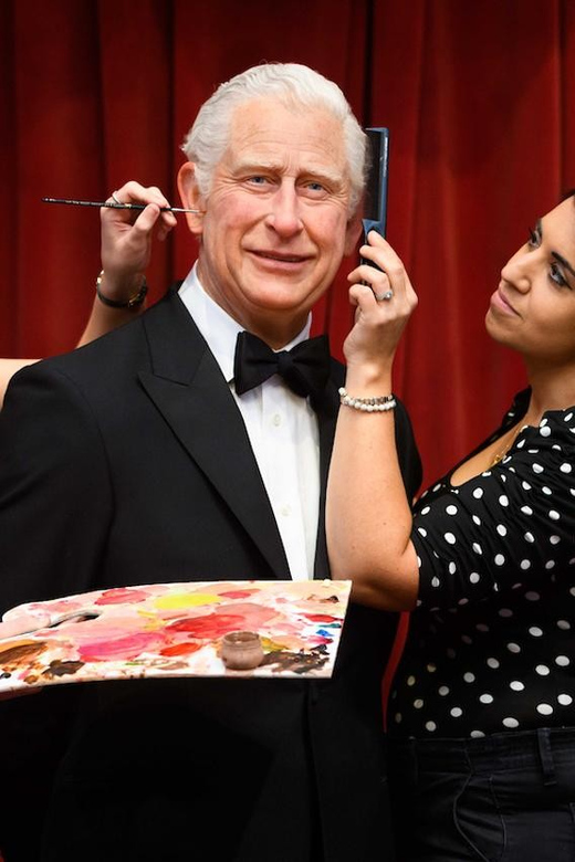 London: Hop-on Hop-off Bus Tour and Madame Tussauds Ticket - Commentary, languages, and the overall feel
