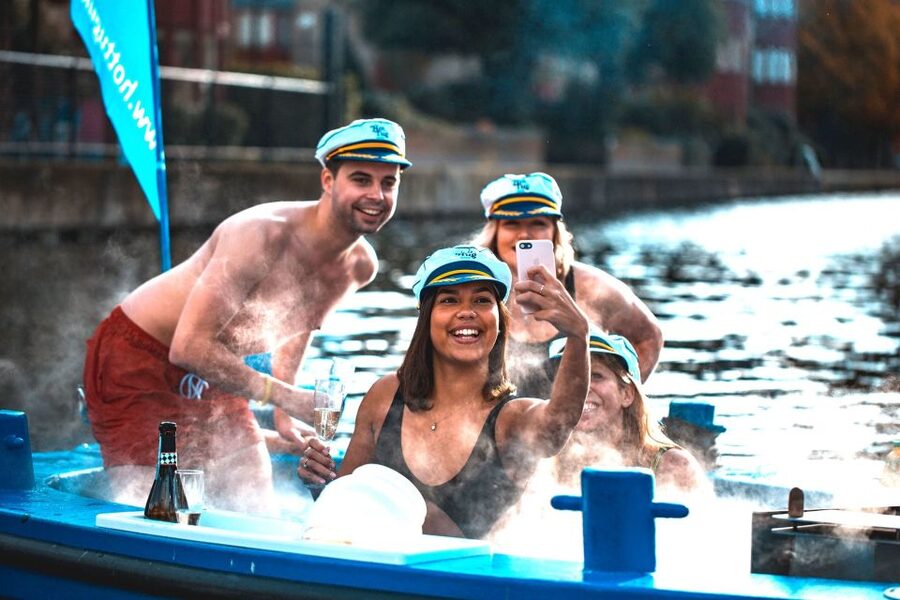 London: Hot Tub Boat Guided Historical Docklands Cruise - Who will enjoy this most