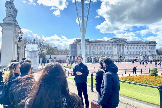 London: Landmarks Walking Tour - Trafalgar Square and the first view of London