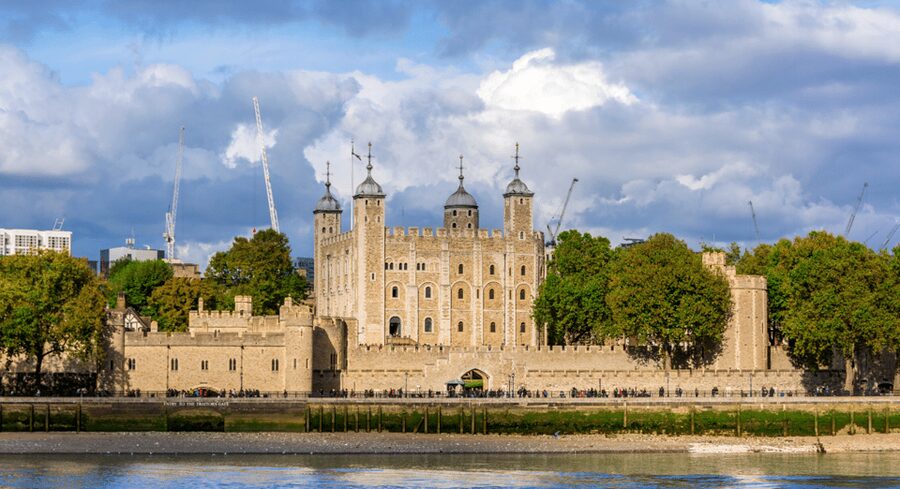 London: London Sightseeing Walking Tour with 30+ Sights - Lunch near Tower Hill and a short Tube ride
