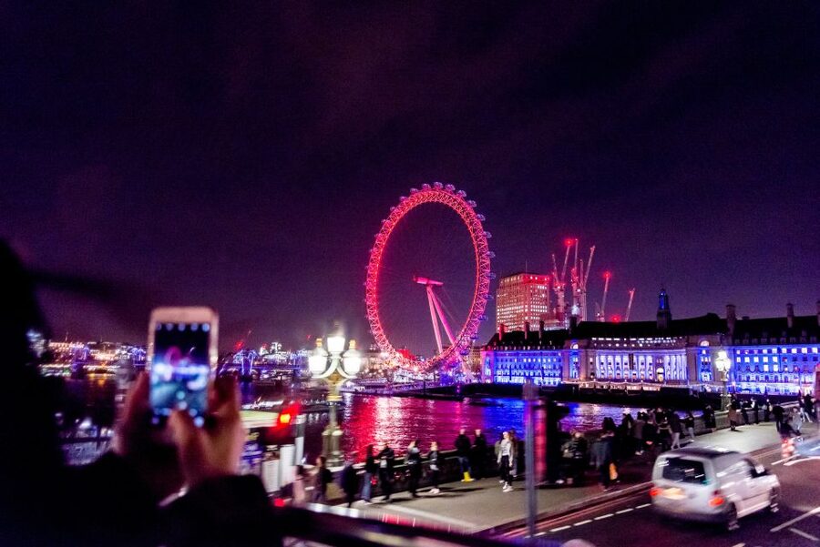 London: Nighttime Open-Top Bus Sightseeing Tour - Trafalgar Square and Piccadilly Circus bring the city to life