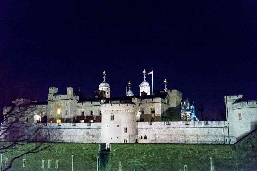 London: Nighttime Open-Top Bus Sightseeing Tour - Choosing your seat and handling the weather