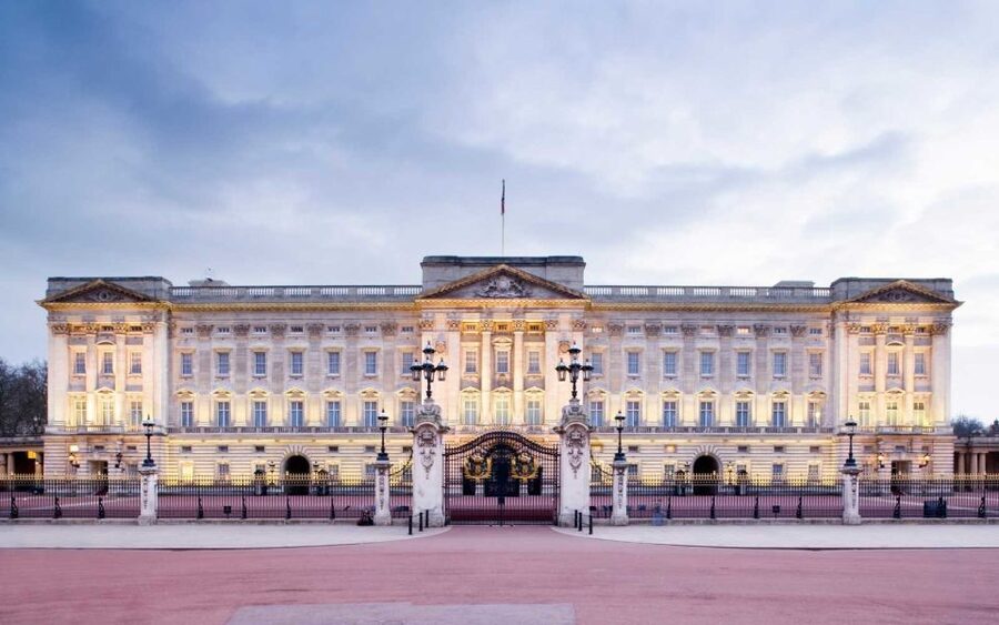 London: Palaces and Parliament Walking Tour - The Mall and Trafalgar Square