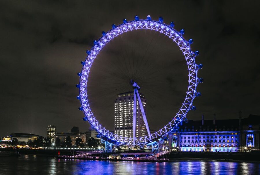 London: River Thames Dinner Cruise - Canary Wharf and the O2 Arena: The Modern Thames