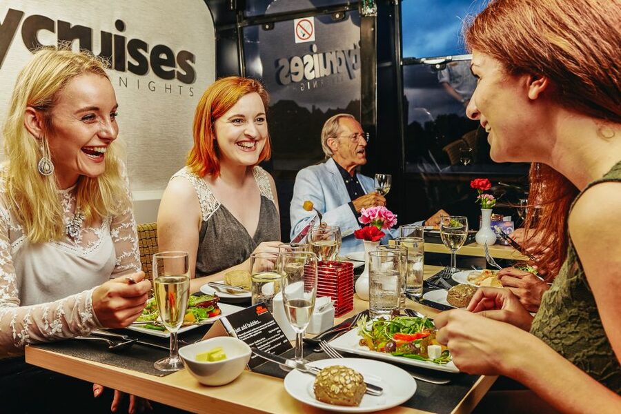 London: River Thames Dinner Cruise - Music, Dancing, and the Evening Mood