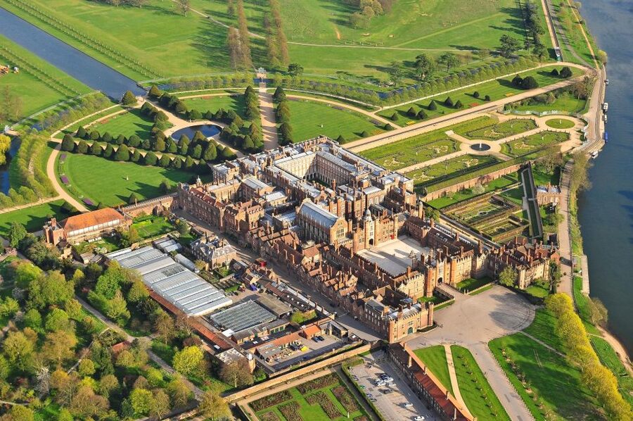 London: Royal Hampton Court Guided Tour with Afternoon Tea - The sunken gardens and Tudor kitchens
