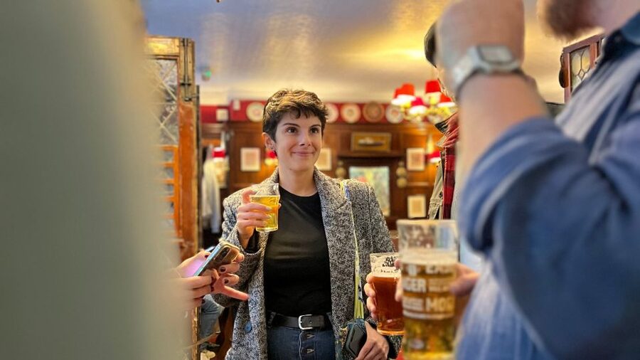 London: Royal Historic Pubs Walking Tour - Pub one: getting a taste of old London drinking culture