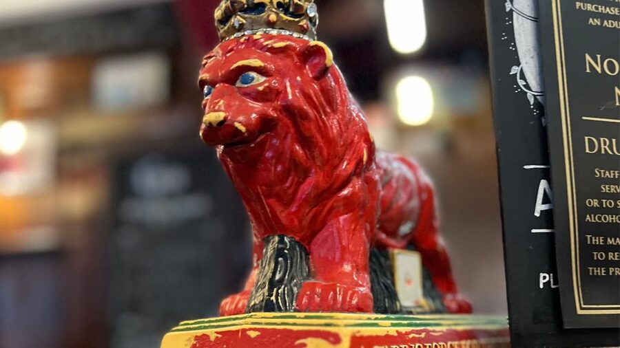 London: Royal Historic Pubs Walking Tour - What $39 buys you, and what it does not