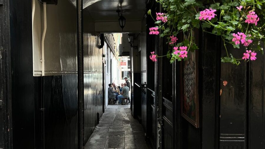 London: Royal Historic Pubs Walking Tour - The first steps into London’s royal quarter
