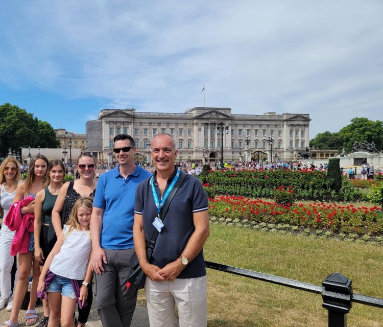 London: Royal Walking Tour and Buckingham Palace Audio Tour - The Mall, Clarence House, and the best palace photographs