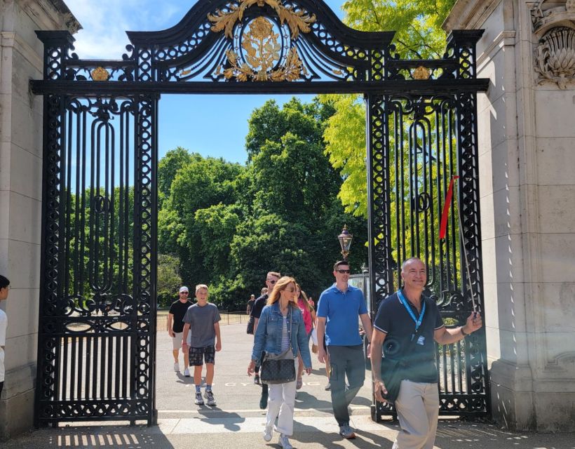 London: Royal Walking Tour and Buckingham Palace Audio Tour - The guides make the difference