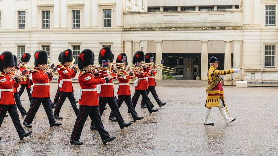London: Royal Walking Tour with Guard Change & Royal Mews - Key points before you book