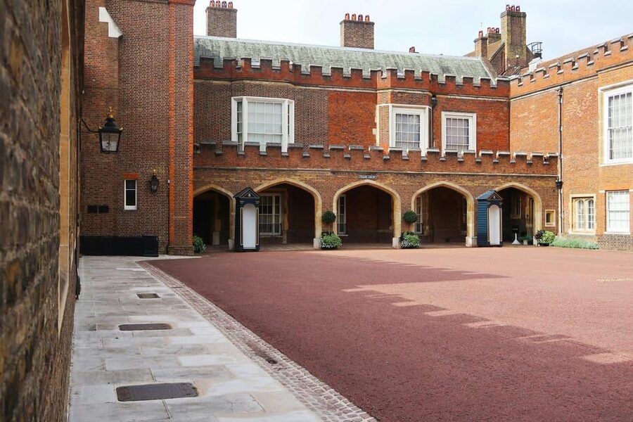 London: Royal Walking Tour with Guard Change & Royal Mews - A royal walk that puts the palace in context