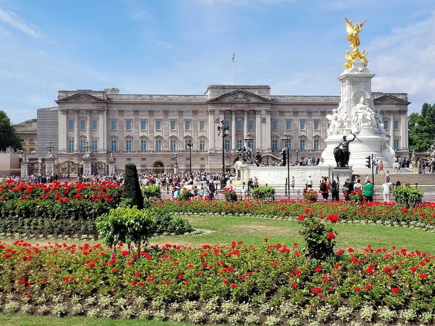 London: Royal Walking Tour with Guard Change & Royal Mews - St. James’s Palace and three centuries of royal use