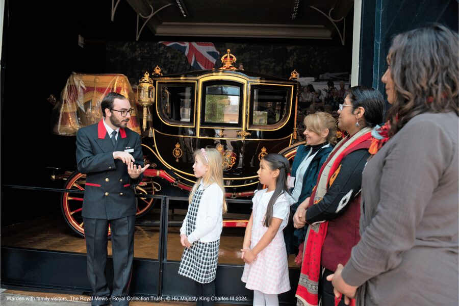 London: Royal Walking Tour with Guard Change & Royal Mews - Seeing the Changing of the Guard