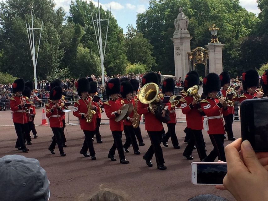 London: Royalty Walking Tour with Changing of The Guard - Trafalgar Square and the stories between the sights