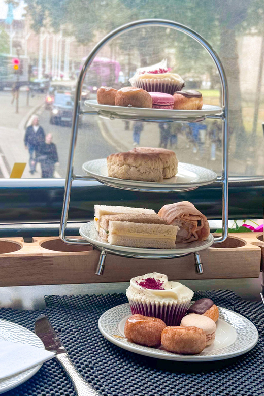 London: Taylor Swift-Inspired Afternoon Tea Bus Tour - Finding the pink-striped bus at Golden Tours Stop 1