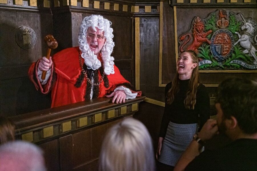 London: The London Dungeon and London Eye Combo Ticket - A Drink and Some Final Gossip