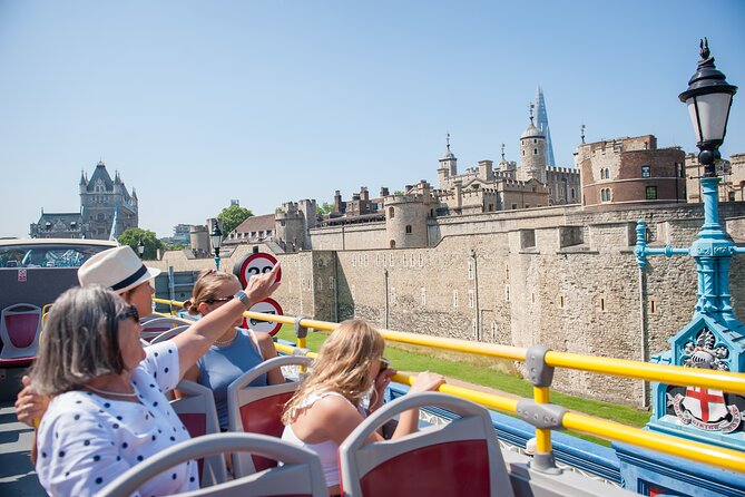 London Tootbus Kids Tour with Bespoke Live Guided Commentary - Piccadilly Circus brings in the West End