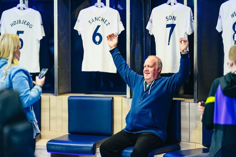 London: Tottenham Hotspur Stadium Tour - Sitting in the manager’s chair