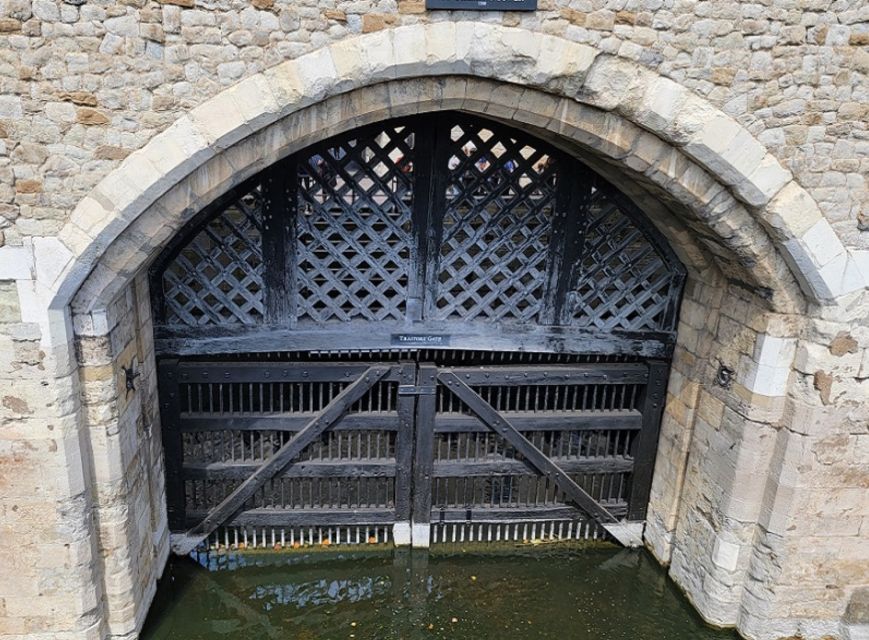 London: Tower of London Guided Tour with Boat Ride - Meeting in central London
