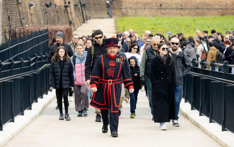 London: Tower of London, Thames Boat & Changing of the Guard - The Crown Jewels before the queue builds