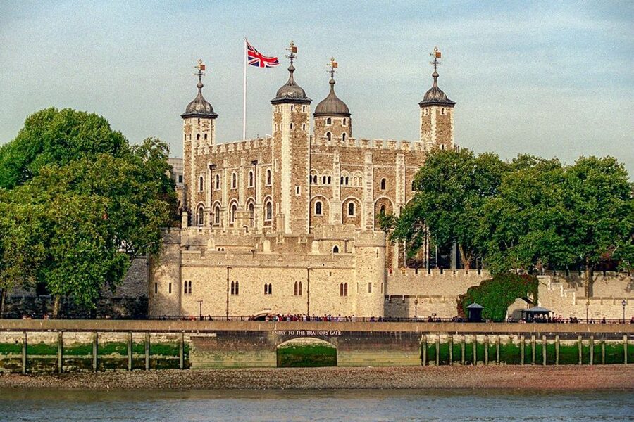 London: Tower of London, Thames Boat & Changing of the Guard - Westminster on foot and the finish at Buckingham Palace