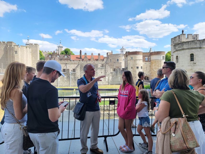 London: Tower of London Tour with Crown Jewels & Beefeaters - Meeting at the Tower Place West gift shop