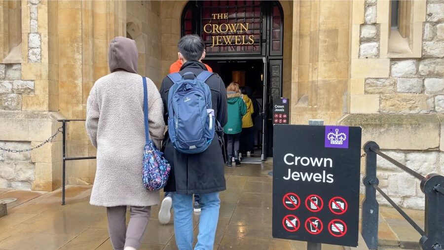 London: Tower of London Tour with Crown Jewels & Beefeaters - Fifteen minutes with a Yeoman Warder