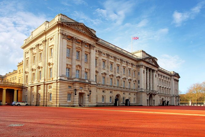 London Vintage Bus Tour Including River Thames Cruise with Optional Lunch - The Tower of London and the story of power
