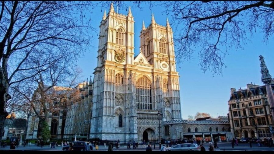 London: Westminster and Changing of the Guard Tour - Buckingham Palace and the opening royal stories