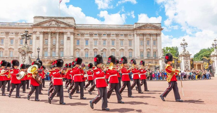 London: Westminster and Changing of the Guard Tour - Finding the Goddess Diana fountain at Green Park