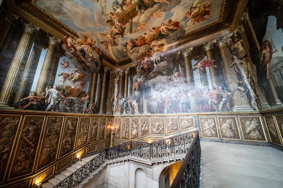 London: Windsor Castle & Henry VIII's Hampton Court Palace - How the coach and guide shape the day