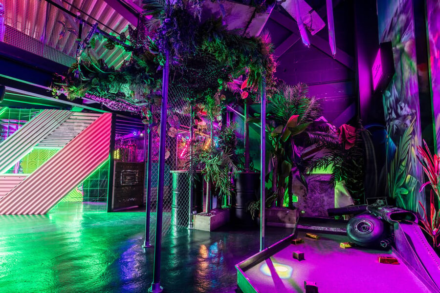 Manchester: Junkyard Golf Club Tickets for 9 or 18 Holes - Who will enjoy this most