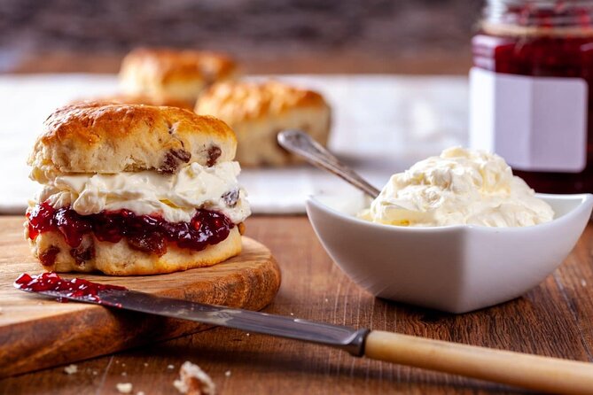Notting Hill Walking Tour with Cream Tea - One hour among Portobello Road stalls