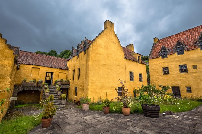 Outlander Film Locations Day Trip from Edinburgh - Falkland: the show’s 1940s Inverness