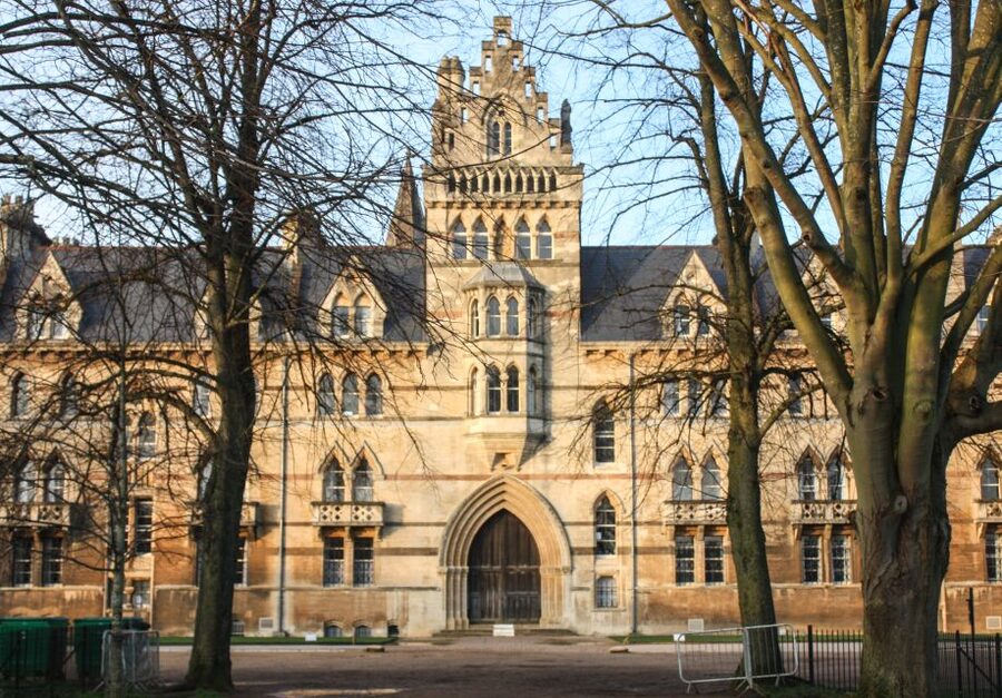 Oxford: Alumni-Led Walking Tour w/New College Entry Option - The Old Bodleian Library and Radcliffe Square