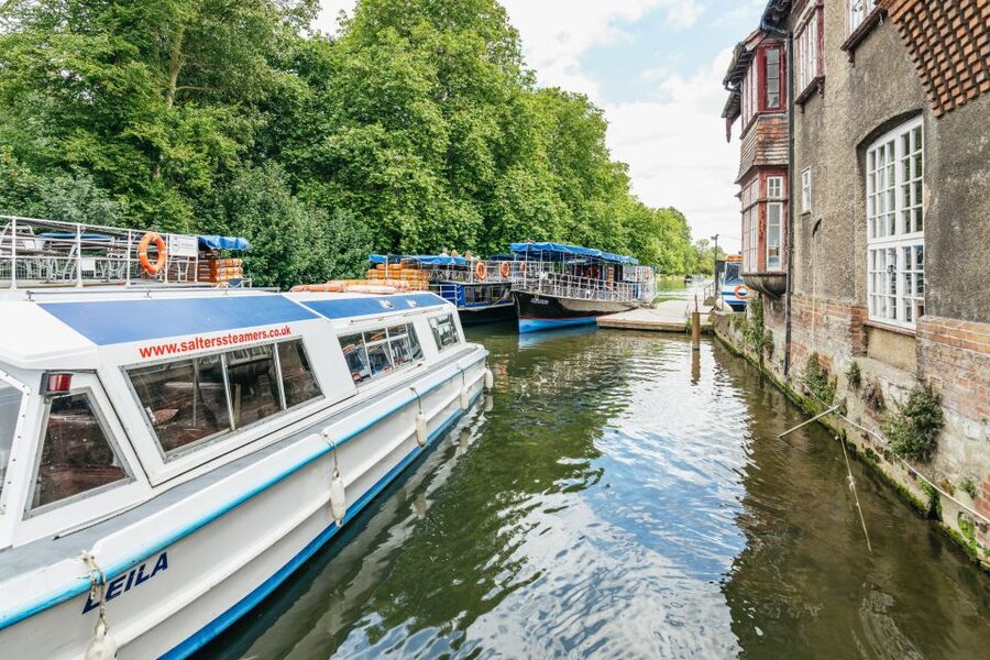 Oxford: River Thames Sightseeing Cruise - Toward Iffley Lock, where the city gives way to greenery