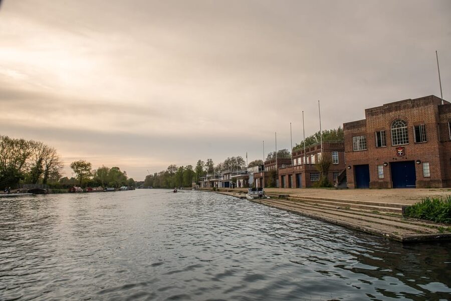 Oxford: Scenic Sightseeing Cruise with Gourmet Picnic - What arrives in the wicker picnic basket