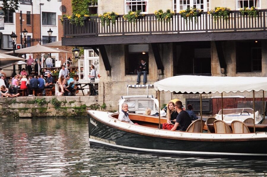 Oxford: Sightseeing River Cruise - Folly Bridge and the first Oxford views