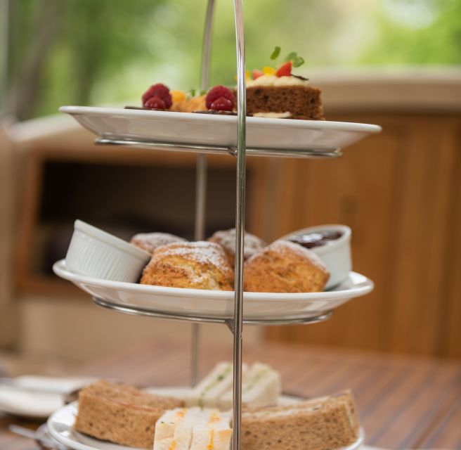 Oxford: Sightseeing River Cruise with Afternoon Tea - Oxford at play on the University Regatta course