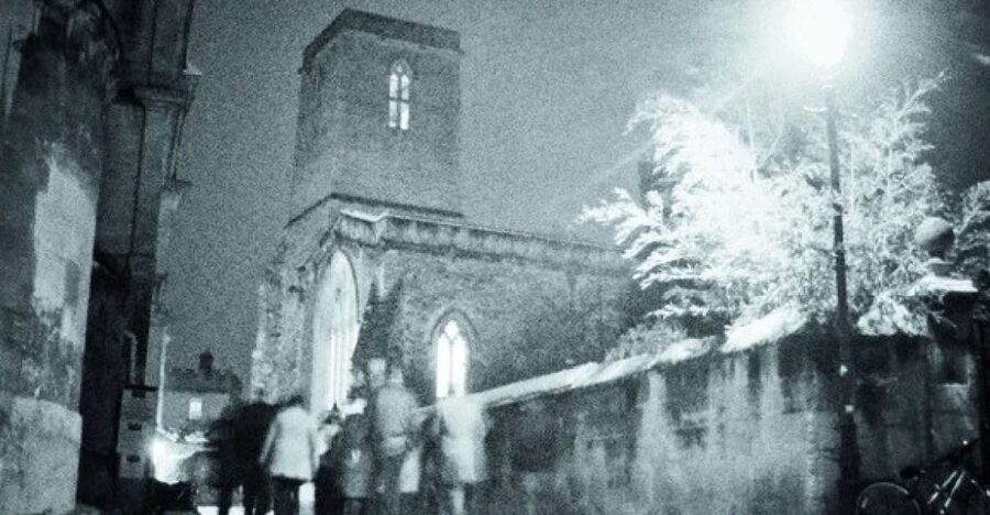 Oxford: Twilight Ghost Tour - Martyrs Cross sets a grim opening scene